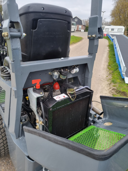 Hoflader L1460 mit Schaufel und Staplerzinken